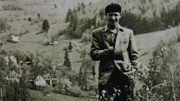 Ladislav Kareš ve Sklenářovicích, v pozadí jsou vidět domy vysídlené obce. Většinu z nich ženisté na počátku 50. let srovnali se zemí.