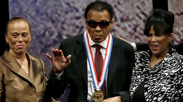 Muhammad Ali (uprostřed) na snímku z roku 2012