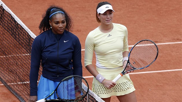 NSTUP. Serena Williamsov (vlevo) a Garbin Muguruzaov ped finle Roland Garros