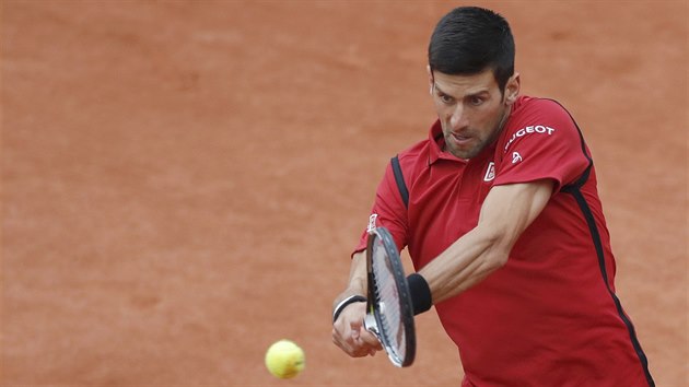 SOUSTEDN DER. Srbsk tenista Novak Djokovi bojuje ve finle Roland Garros...