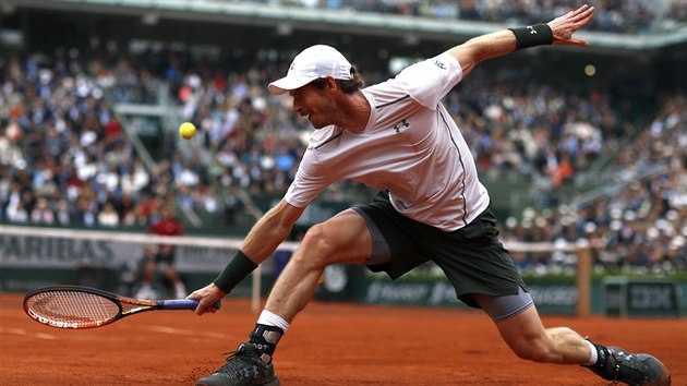 JEDNORUN BEKHEND. Andy Murray zarputile bojuje ve finle Roland Garros proti...