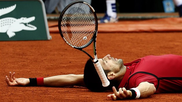 AMPION. Srbsk tenista Novak Djokovi zdolal ve finle Roland Garros Andyho Murrayho a zavril karirn grandslam.