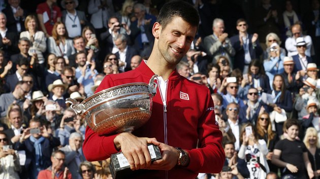 S TROFEJ V NRUI. Srbsk tenista Novak Djokovi pzuje s trofej pro vtze Roland Garros, kterou zskal poprv v karie.
