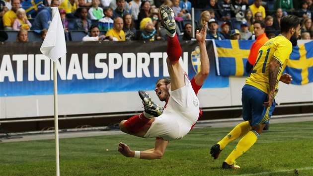 AU, TO BOL. Velsk hvzda Gareth Bale letl v ppravnm duelu proti vdm tvrd k zemi.