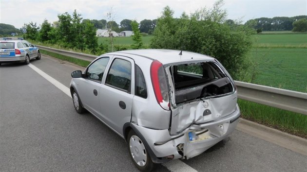 Kvůli divokým kachnám se na obchvatu České Skalice stala dopravní nehoda, autobus narazil do Opelu Corsa (4.6.2016).
