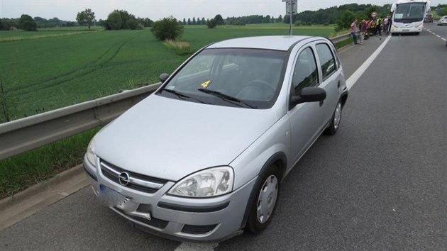 Kvůli divokým kachnám se na obchvatu České Skalice stala dopravní nehoda, autobus narazil do Opelu Corsa (4.6.2016).
