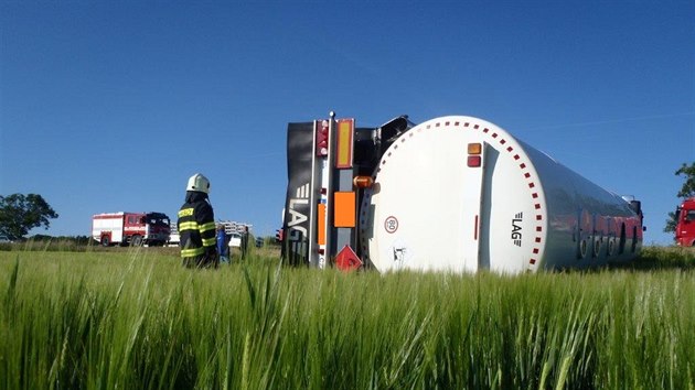 Cisterna skonila v poli u istvsi na Krlovhradecku (7.6.2016).