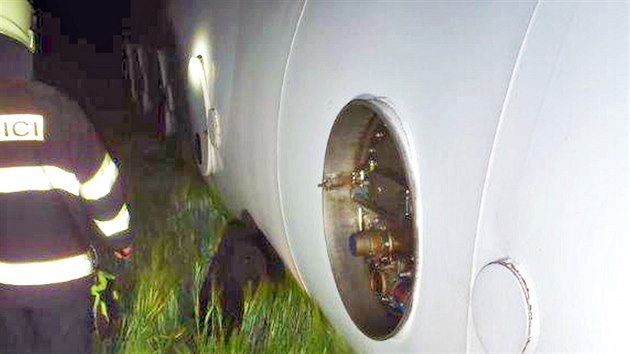 Cisterna skonila v poli u istvsi na Krlovhradecku (7.6.2016).