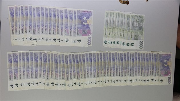 Policie nala v aut t cizinc na dlnici D1 u Prahy necel 2 miliony korun v hotovosti a perky za 100 tisc (2.6.2016).