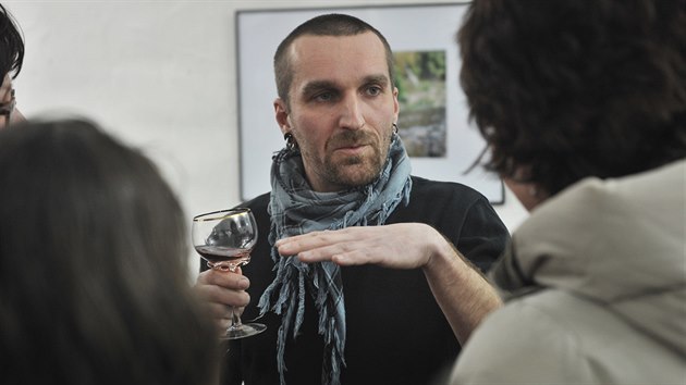 Rudolf Novk pedstavil stone balancing na samostatn vstav v Galerii draka v Trutnov na jae 2016.