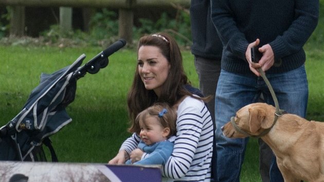 Vvodkyn Kate a jej dcera princezna Charlotte (King's Lynn, 28. kvtna 2016)