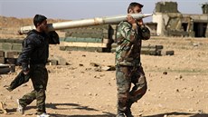 Syrská armáda útoí na pozice takzvaného Islámského státu u msta Rakká. (6....