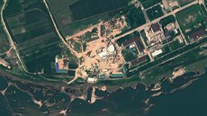 Severokorejské jaderné zařízení v Jongbjonu na satelitním snímku z roku 2012