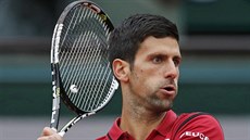 Novak Djokovi sleduje dopad míku ve tvrtfinále Roland Garros.