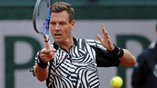 Tomá Berdych se opírá do úderu ve tvrtfinále Roland Garros.