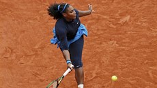 Ladný pohyb Sereny Williamsové v semifinále Roland Garros.