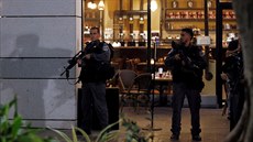 Izraelská policie prohledává místo útoku (8.6.2016).