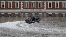 Hlídkový lun francouzské policie brázdí zatopené ulice podél Seiny (4. ervna...