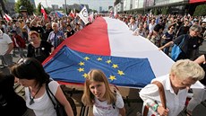 Ve Varav pochodovalo pod vlajkami Polska a Evropské unie podle organizátor...