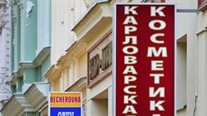 Cizojazyné nápisy na obchodech a restauracích v centru Karlových Var.