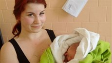 Sestika spolu s miminkem, které nala odloené v areálu Nemocnice Na Bulovce...