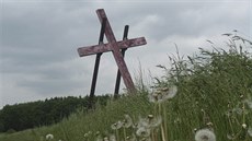 Na mohutném kříži, který připomíná tragédii ze druhé poloviny května 1945, se...