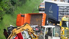Dálnici D1 ve smru na Brno zablokovala sráka kamionu s vozidlem údrby (2....