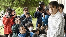 Otec poheovaného chlapce Takajuki Tanuka po synov nalezení (3. ervna 2016)