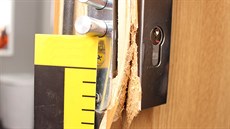 Zlod�j z Karviné p�ekonal i vylep�ené systémy zabezpe�ení vstupních dve�í.