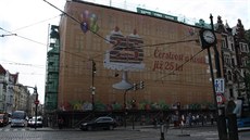 D�m Na Kocand� (ukryt pod reklamním billboardem) na rohu ulic Kaprovy a...