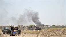 Z islamisty ovládané Fallúdi v Iráku stoupá kou. (5. ervna 2016)