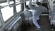 Útoník napadl 80letou enu v autobusu.