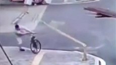 Náklad z auta srazil lampu, ta spadla na cyklistu.