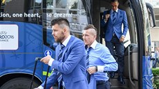 Michal Ďuriš (vlevo), Juraj Kucka po příjezdu slovenských fotbalistů k hotelu...