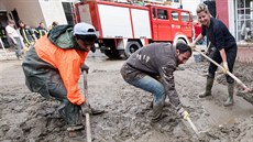 Syrtí uprchlíci v Simbachu pomáhají s úklidem po povodních. Ilustraní snímek