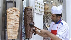 Prodava� o�ezává maso z tradi�ního tureckého kebabu. (ilustra�ní foto)