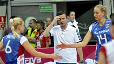 eské volejbalistky Lucie Smutná a Tereza Rossi se povzbuzují, trenér Alexander...
