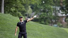 POZOR, LETÍ DOLEVA. Jason Day varuje diváky po nepovedené rán na turnaji...