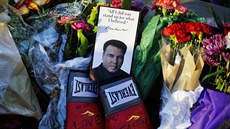 Na zesnulého Muhammada Aliho vzpomínají tisíce lidí po celém svt.