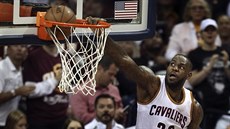 LeBron James smeuje do koe ve tetím finále NBA.