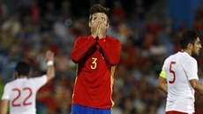 Španělský obránce Gerard Piqué po promarněné šanci v přípravném zápase proti...