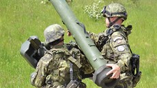 etí vojáci nabíjejí protiletadlový raketový komplet RBS-70.