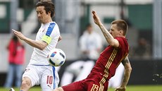 Kapitán české fotbalové reprezentace Tomáš Rosický (vlevo) v souboji s Olegem...