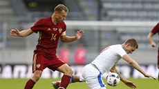 eský fotbalista Tomá Necid padá po souboji s Rusem Vasilijem Bezeruckým.