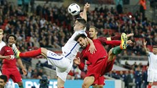 Urputný souboj Garyho Cahilla (vlevo) z Anglie a Portugalce Andreho Gomese.