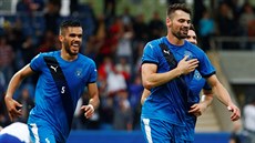 Kosovský fotbalista Albert Bunjaku (vpravo) se raduje z gólu v duelu s...