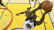 Draymond Green z Golden State zakonuje jednu ze svých akcí ve druhém finále...