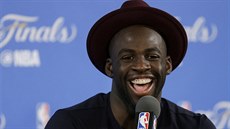 Draymond Green z Golden State hýil na pozápasové tiskové konferenci dobrou...