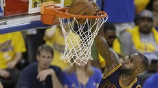 LeBron James z Clevelandu dává ko ve druhém finále NBA s Golden State.