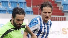 Vítkovický zálo�ník Franti�ek Metelka sleduje mí�, který si kryje otrokovický...